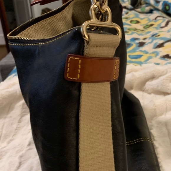 Almost new black leather Dooney and Bourke single strap hobo bag - Picture 2 of 9